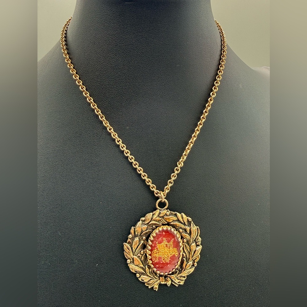 Vintage Gold Tone‎ Laurel Wreath Pendant Necklace Red Cabochon Carriage Cameo